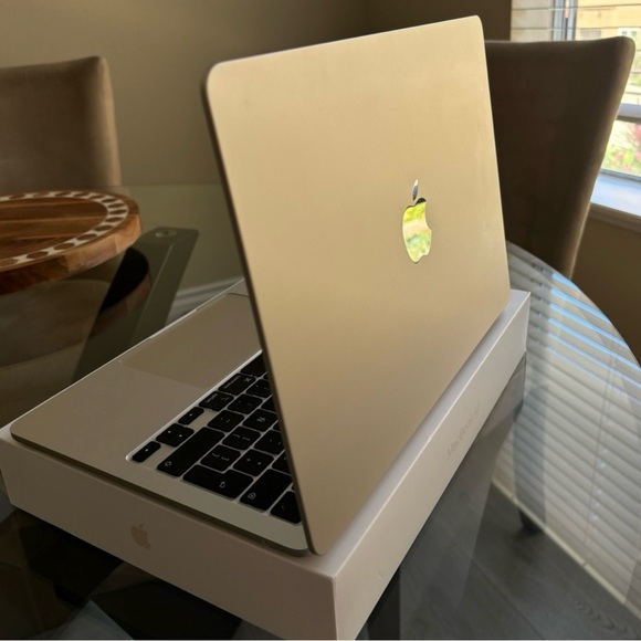 13-inch MacBook Air - Starlight - Picture 1 of 3